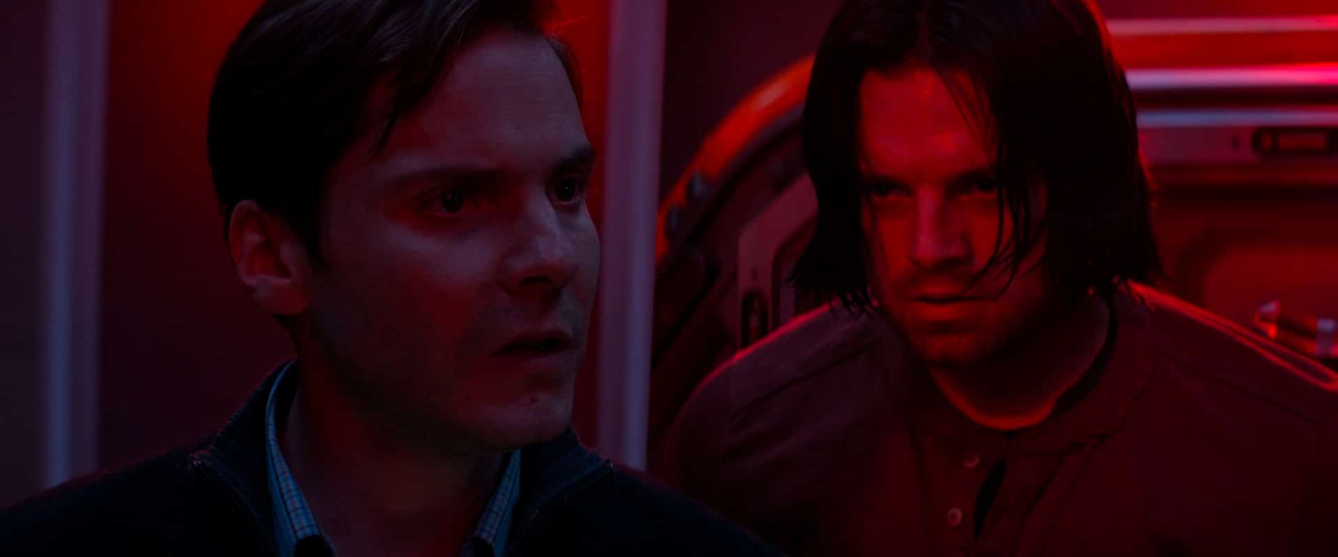 Daniel Brühl como Barão Zemo e Sebastian Stan como Bucky Barnes em 'Capitão América: Guerra Civil'