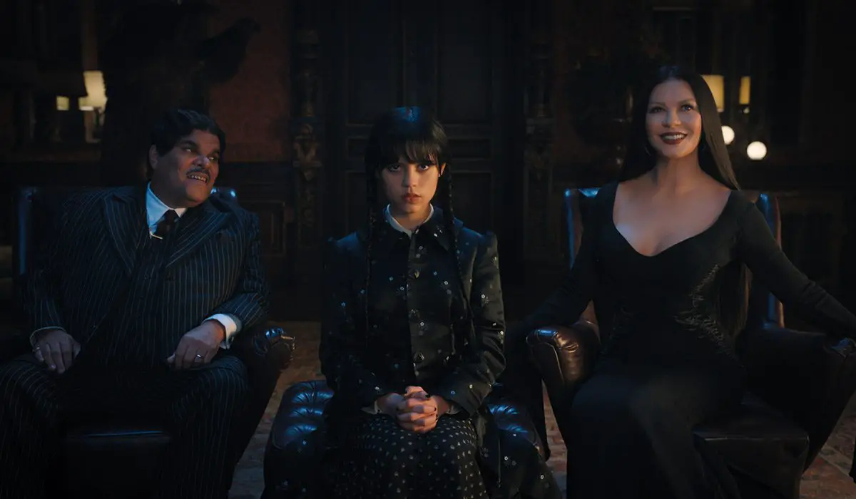 Gomez, Mortícia e Wandinha em imagem oficial da série